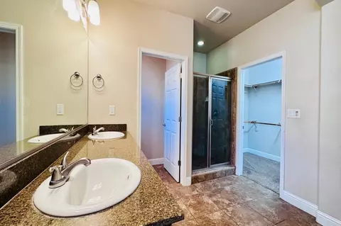 Bath - 5895 E Burns Ave, Fresno, CA 93727 photo 3 of 4