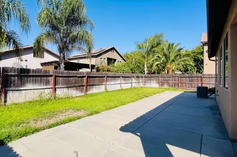 Exterior - 5895 E Burns Ave, Fresno, CA 93727 photo 3 of 5