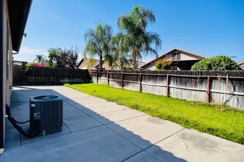Exterior - 5895 E Burns Ave, Fresno, CA 93727 photo 4 of 5