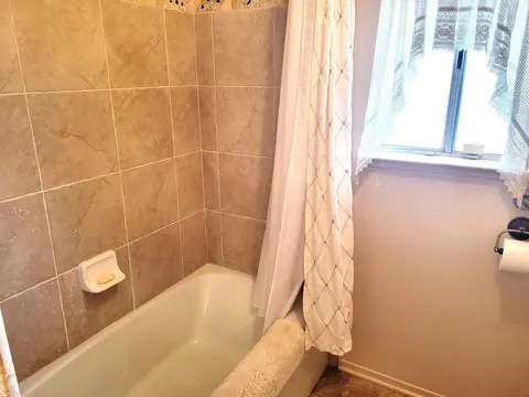 Bath - 24771 Road 19, Madera, CA 93638 photo 2 of 5