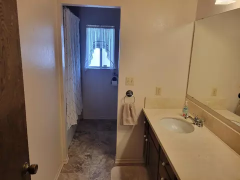 Bath - 24771 Road 19, Madera, CA 93638 photo 1 of 5