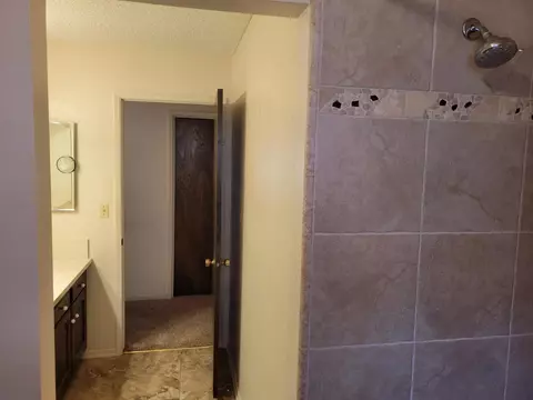 Bath - 24771 Road 19, Madera, CA 93638 photo 3 of 5