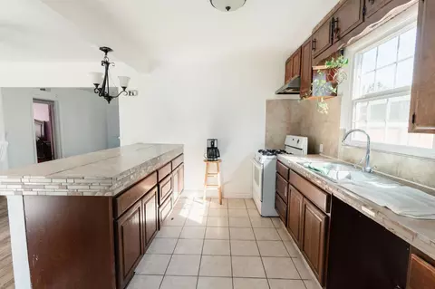 Entry Way - 2974 E Cornell Ave, Fresno, CA 93703 photo 1 of 2