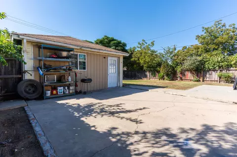 Exterior - 2974 E Cornell Ave, Fresno, CA 93703 photo 4 of 6