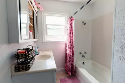 Bath - 2974 E Cornell Ave, Fresno, CA 93703 photo 1 of 3