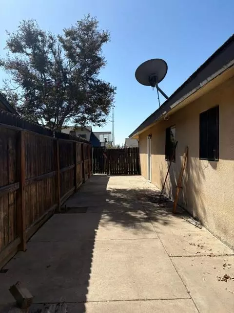 Exterior - 1151 Pontiac Ave, Clovis, CA 93612 photo 6 of 7