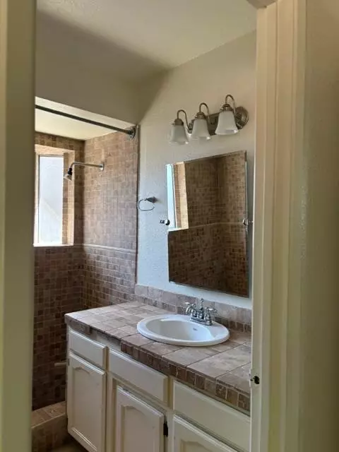 Bath - 1151 Pontiac Ave, Clovis, CA 93612 photo 3 of 4