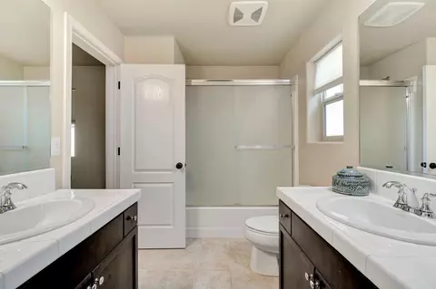 Bath - 3194 Swift Ave, Clovis, CA 93619 photo 3 of 5