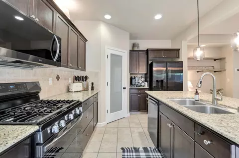 Kitchen - 3194 Swift Ave, Clovis, CA 93619 photo 4 of 5