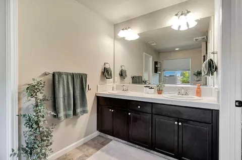 Bath - 3194 Swift Ave, Clovis, CA 93619 photo 4 of 5