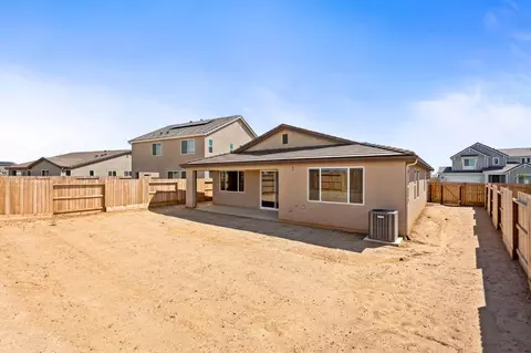 Exterior - 1252 Cathedral Ct S, Madera, CA 93636 photo 7 of 8