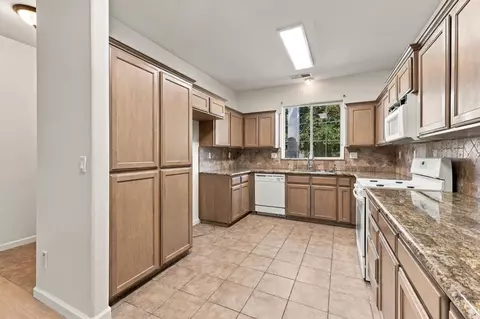 Kitchen - 2317 E Lewis Ct, Fowler, CA 93625 photo 4 of 5