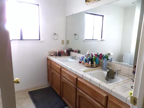 Bath - 668 N Bundy Ave, Clovis, CA 93611 photo 1 of 2