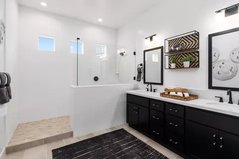 Bath - 972 Dana Rd W, Madera, CA 93636 photo 3 of 4