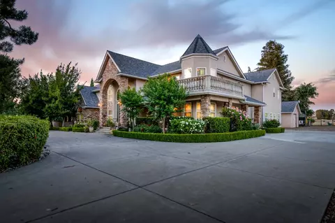 Exterior - 8584 N Madsen Ave, Clovis, CA 93619 photo 3 of 24
