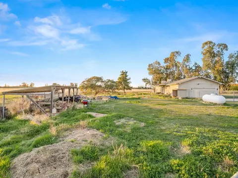 Exterior - 13017 Violet Ln, Clovis, CA 93619 photo 6 of 7