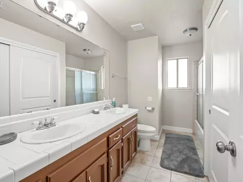 Bath - 13017 Violet Ln, Clovis, CA 93619 photo 3 of 3