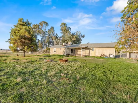 Exterior - 13017 Violet Ln, Clovis, CA 93619 photo 4 of 7