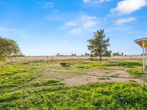 Exterior - 13017 Violet Ln, Clovis, CA 93619 photo 5 of 7