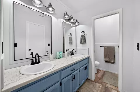 Bath - 14705 E Belmont Ave, Sanger, CA 93657 photo 2 of 3