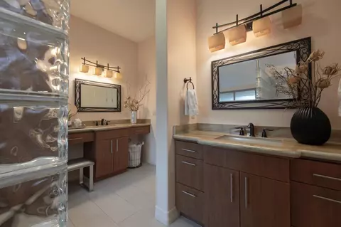 Bath - 4550 N Waterside Dr, Clovis, CA 93619 photo 5 of 9