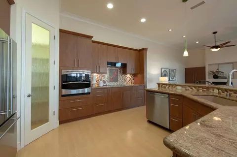 Kitchen - 4550 N Waterside Dr, Clovis, CA 93619 photo 3 of 7