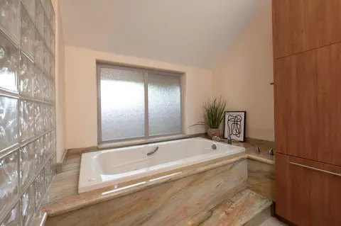 Bath - 4550 N Waterside Dr, Clovis, CA 93619 photo 2 of 9