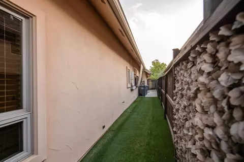 Exterior - 4550 N Waterside Dr, Clovis, CA 93619 photo 7 of 10