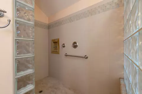 Bath - 4550 N Waterside Dr, Clovis, CA 93619 photo 4 of 9