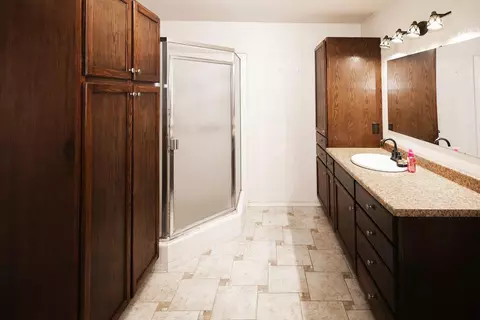 Bath - 3585 Sunnyside Ave, Clovis, CA 93611 photo 1 of 2