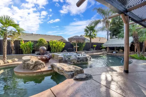 Exterior - 558 W Serena Ave, Clovis, CA 93619 photo 14 of 17