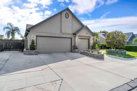 Exterior - 558 W Serena Ave, Clovis, CA 93619 photo 2 of 17