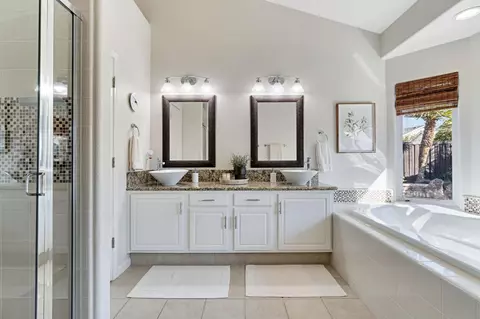 Bath - 558 W Serena Ave, Clovis, CA 93619 photo 3 of 5