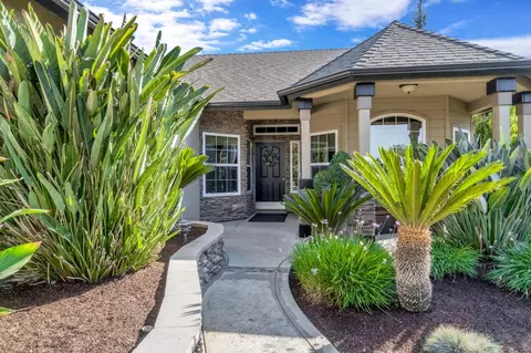 Exterior - 558 W Serena Ave, Clovis, CA 93619 photo 5 of 17