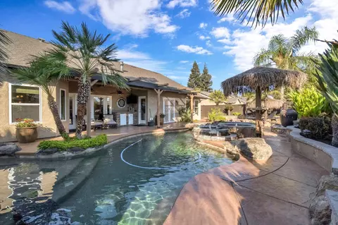 Exterior - 558 W Serena Ave, Clovis, CA 93619 photo 9 of 17
