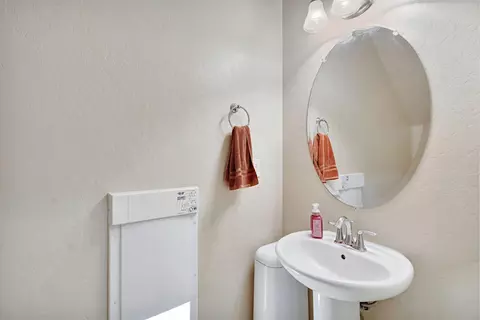 Bath - 3885 Alamos Ave, Clovis, CA 93619 photo 1 of 5