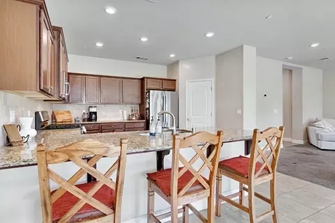 Kitchen - 3885 Alamos Ave, Clovis, CA 93619 photo 4 of 5