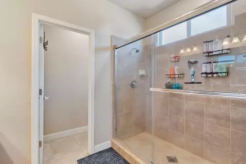 Bath - 3885 Alamos Ave, Clovis, CA 93619 photo 2 of 5
