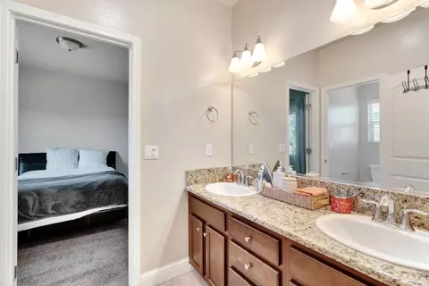 Bath - 3885 Alamos Ave, Clovis, CA 93619 photo 3 of 5