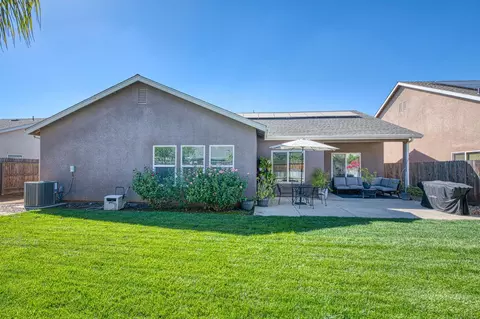 Exterior - 2537 Junipero Ave, Clovis, CA 93619 photo 4 of 6