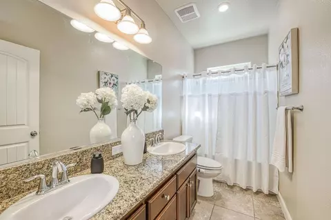 Bath - 2537 Junipero Ave, Clovis, CA 93619 photo 1 of 3