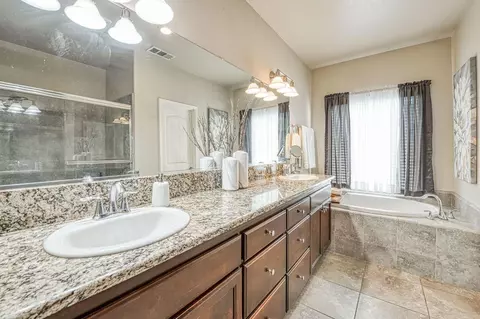 Bath - 2537 Junipero Ave, Clovis, CA 93619 photo 2 of 3