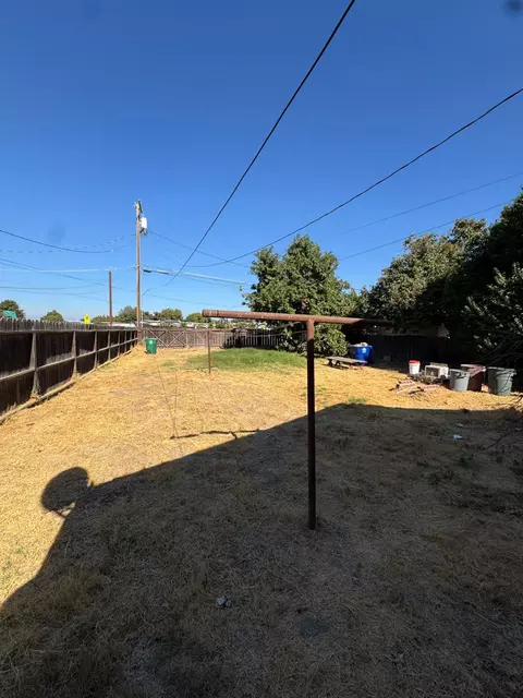 Exterior - 1010 C St, Reedley, CA 93654 photo 1 of 3