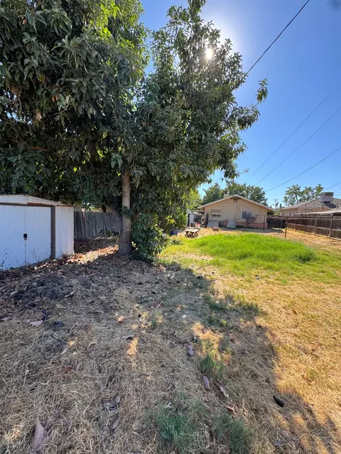 Exterior - 1010 C St, Reedley, CA 93654 photo 2 of 3