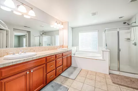 Bath - 644 Serena Ave, Clovis, CA 93619 photo 2 of 4