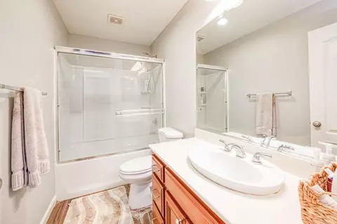 Bath - 644 Serena Ave, Clovis, CA 93619 photo 1 of 4