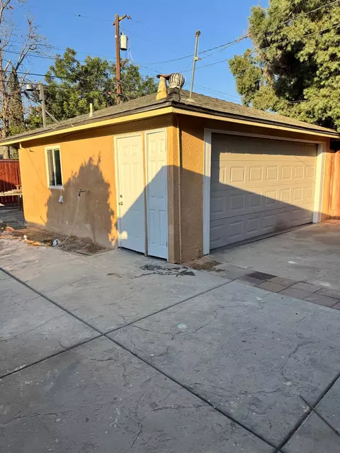 Exterior - 1945 E Cornell Ave, Fresno, CA 93703 photo 6 of 14