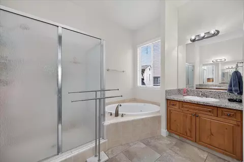 Bath - 3144 Rall Ave, Clovis, CA 93619 photo 4 of 6