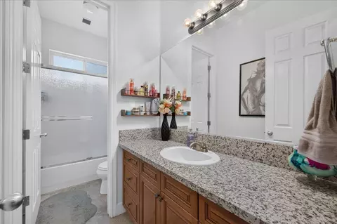 Bath - 3144 Rall Ave, Clovis, CA 93619 photo 3 of 6