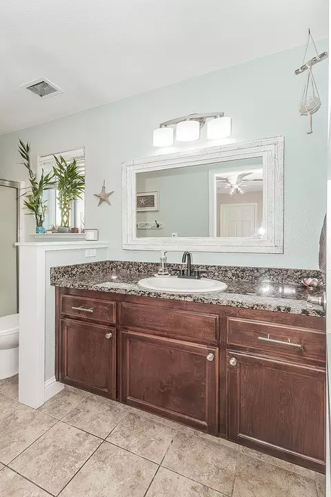 Bath - 2070 Park Ave, Sanger, CA 93657 photo 2 of 5